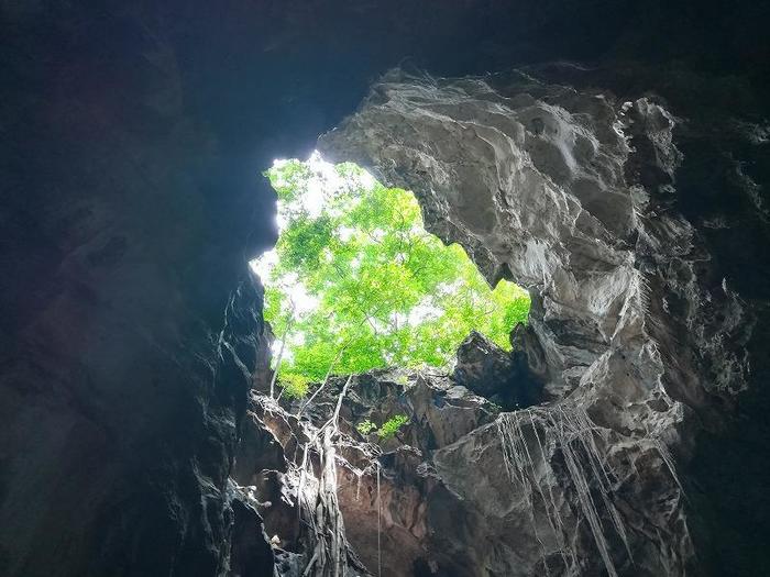 タイ　タムカオルアン　洞窟から見上げた景色