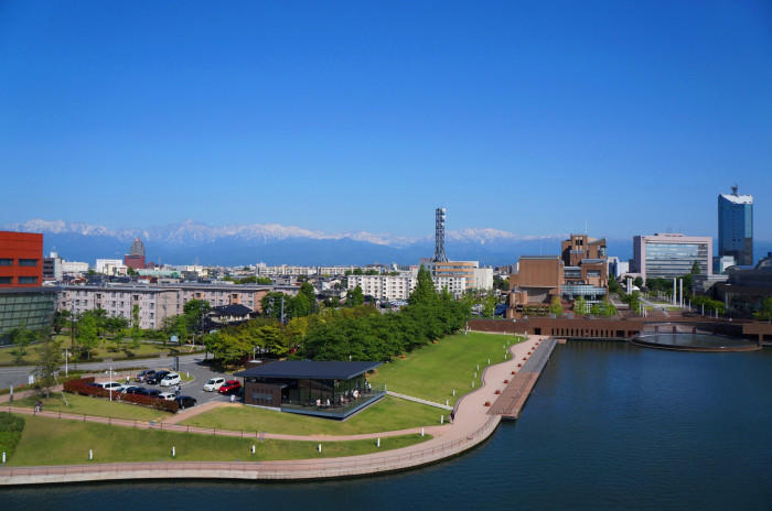 富山県立美術館屋上からの眺め　富山市観光協会提供