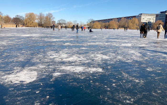 凍った湖には午前中から人がいっぱい