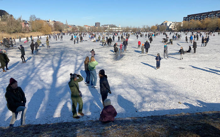 凍った湖で遊ぶ人たち