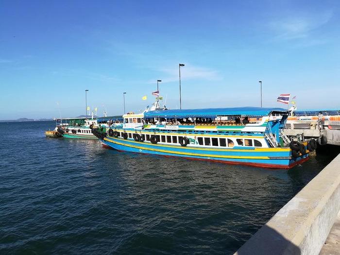タイ　シーチャン島行きの船