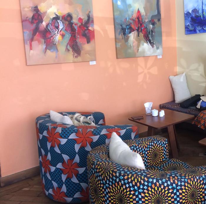 アフリカンファブリックの可愛いソファがあるカフェ