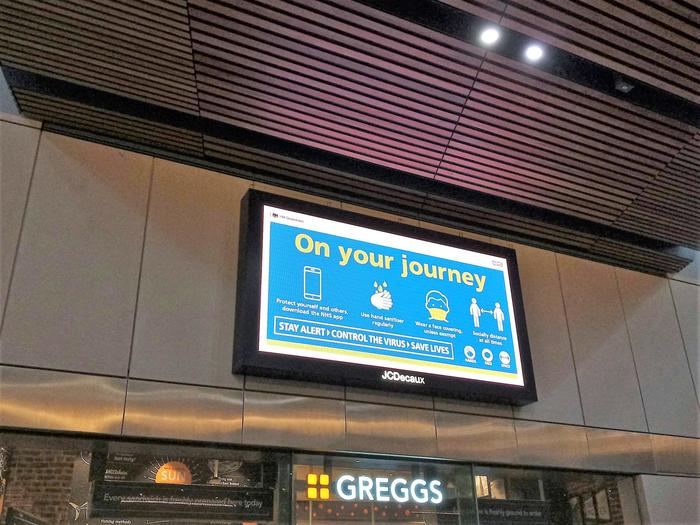 ロンドン、鉄道駅構内の新型コロナウィルス対策に関する広告