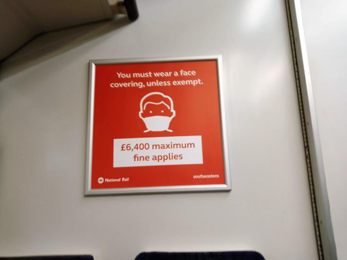 ロンドン、鉄道内マスク着用の広告