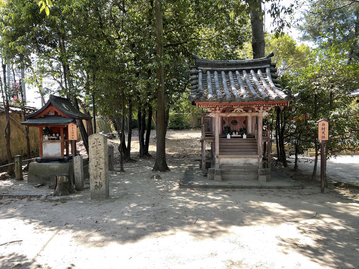 薬師寺　弁財天社（右）と左が平木大明神社（左）