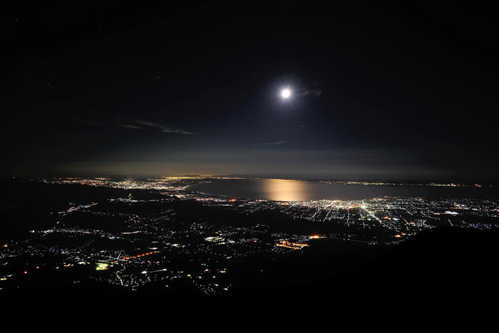 月夜に浮かぶ琵琶湖の夜景