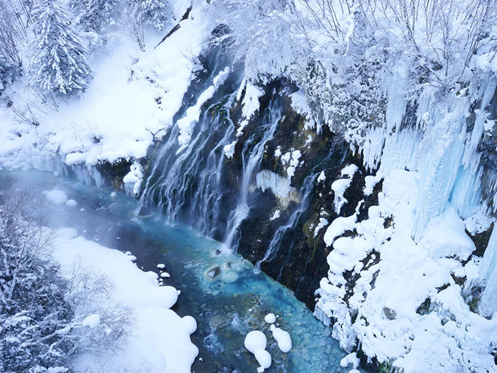 白金青い池周辺スポット　雪化粧をまとった白ひげの滝