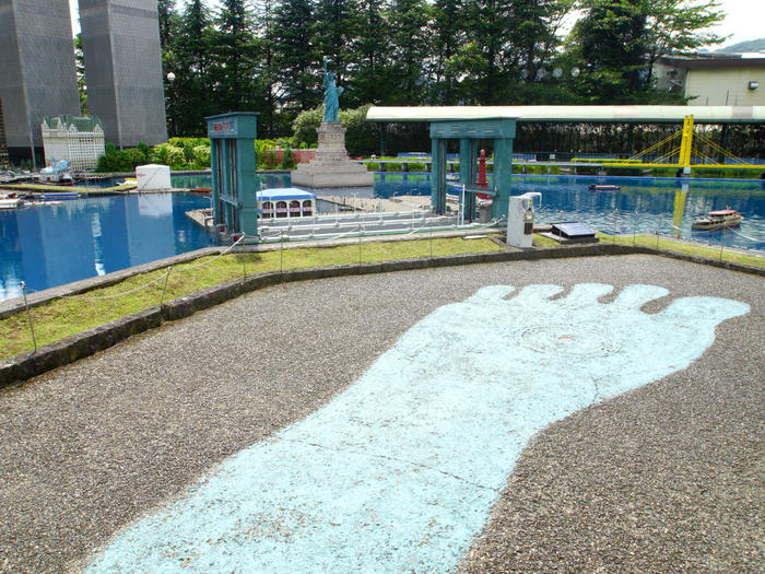 東武ワールドスクウェア 自由の女神像の実物大の足跡