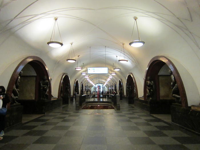 プローシャチ・レヴォリューツィ駅