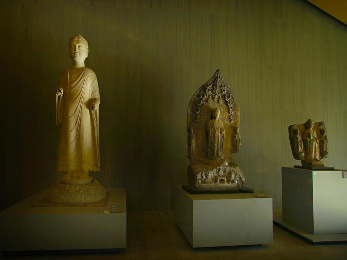 根津美術館 エントランスのガンダーラ彫像