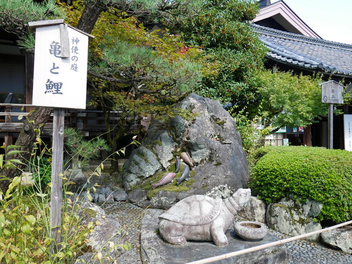 松尾大社　鯉と亀の像