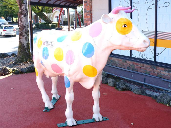阿蘇ファームランド  個性的なデザインやカラフルな牛の像