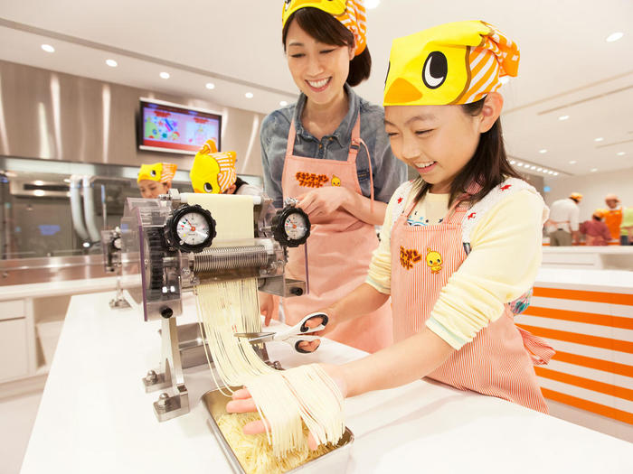 カップヌードルミュージアム 横浜　チキンラーメンファクトリーで麵をカット