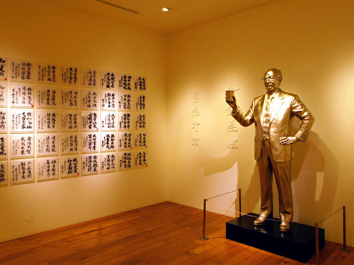 カップヌードルミュージアム 横浜　安藤百福の銅像と創業者精神の4つの言葉