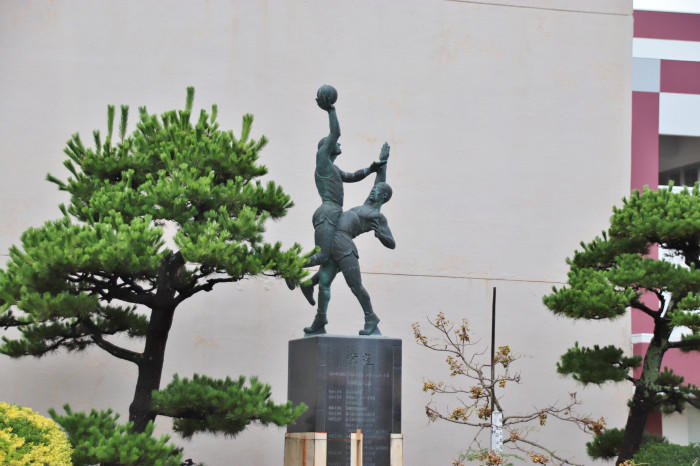 バスケの銅像