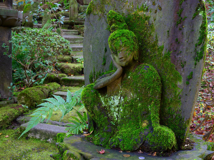 根津美術館八景 ほたらか山 苔に覆われた仏像