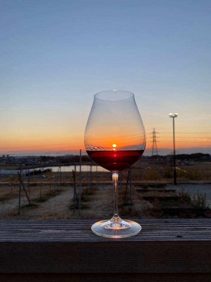 ワイングラス越しの夕日
