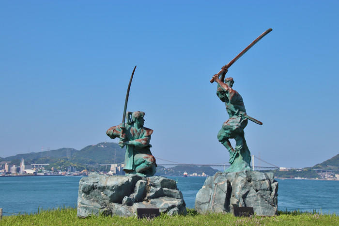 武蔵と小次郎の像