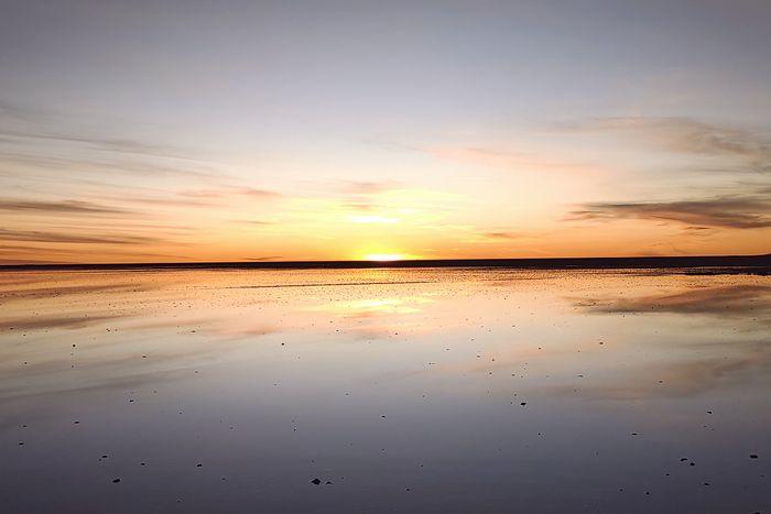 日没のウユニ塩湖