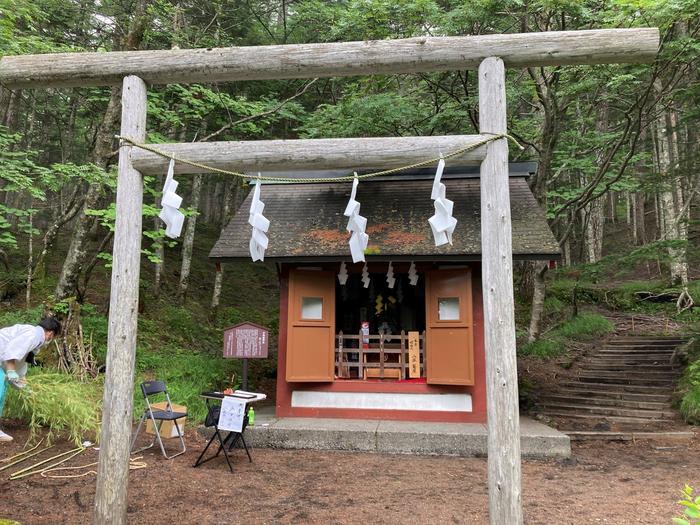 登山口に創建されている古御岳神社で山岳安全祈願