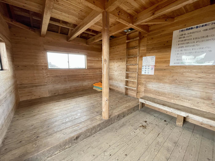 三瓶山　避難小屋の内部