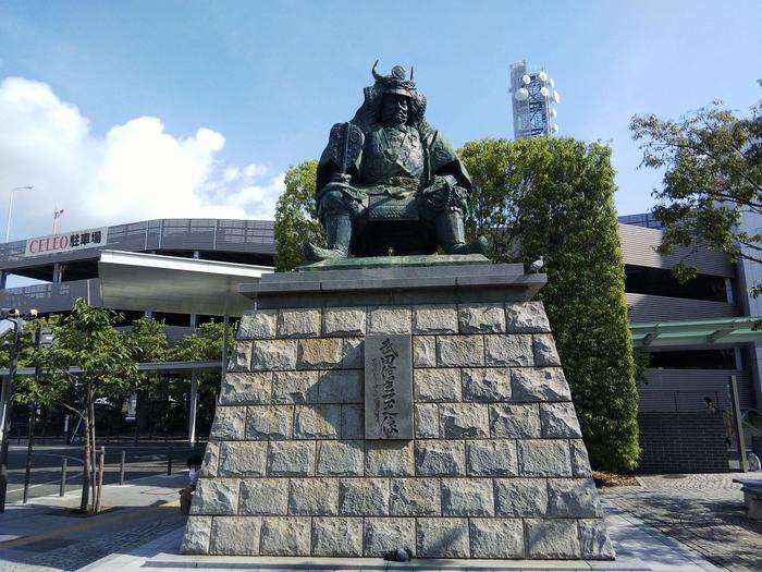 甲府駅前のシンボル「武田信玄」銅像