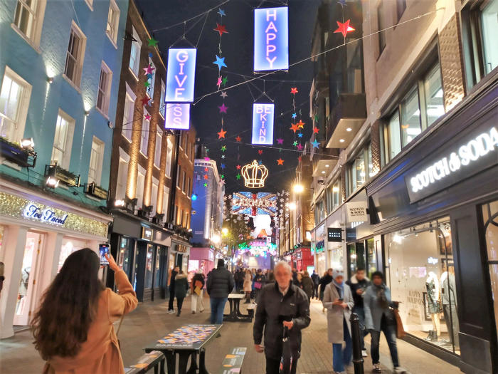 ロンドン、カーナビ―・ストリートのクリスマスイルミネーション