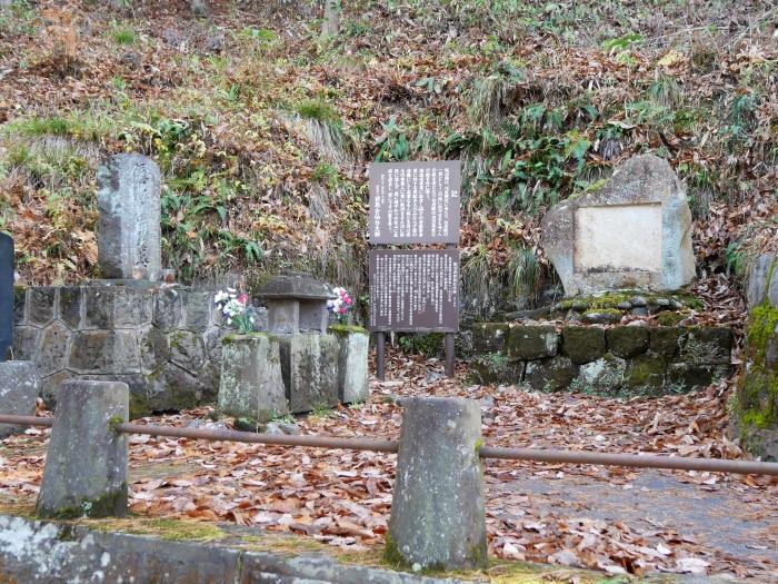 飯沼貞吉の墓と記念碑