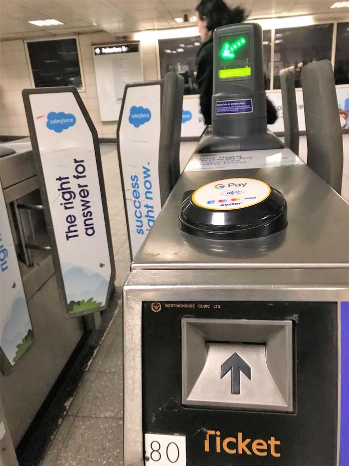 ロンドン、地下鉄駅の自動改札機