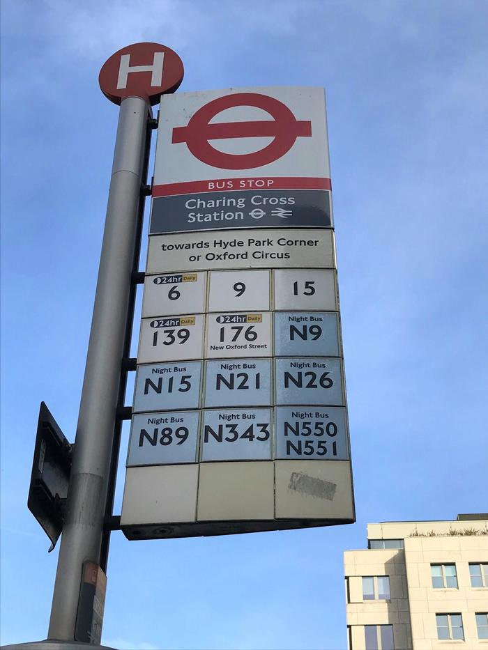 ロンドン、バス停の路線案内板