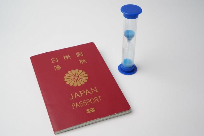 パスポートと砂時計