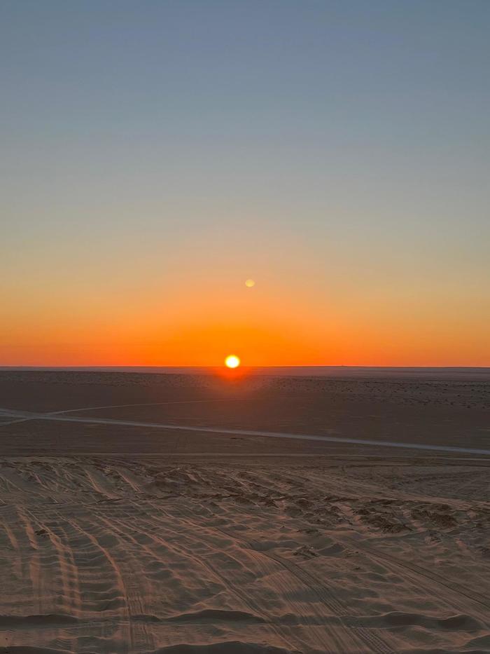 サハラ砂漠　日の出