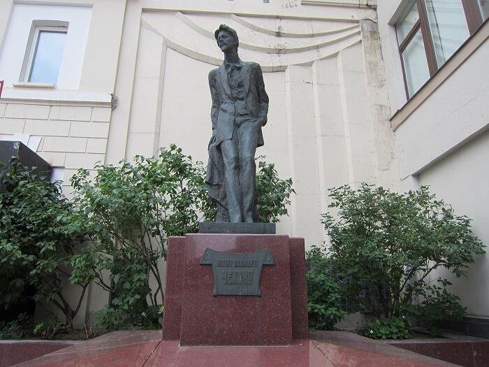 チェーホフの銅像
