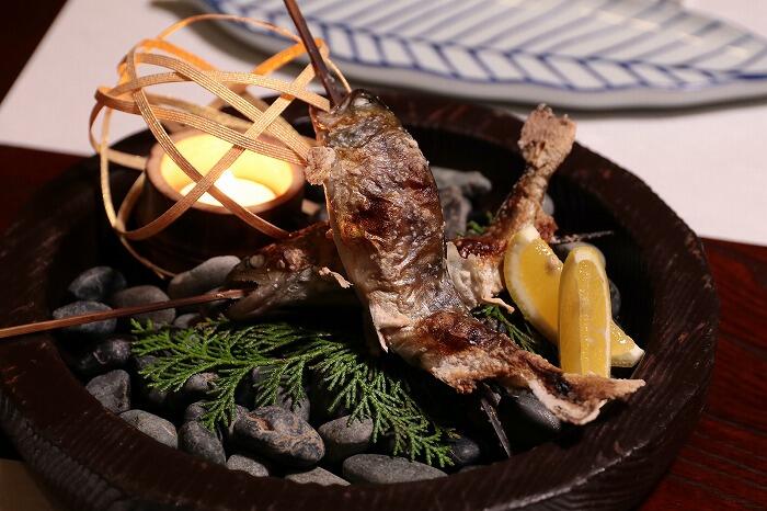 「旅館 山河」では地元の旬の食材を生かした本格日本料理を味わえます
