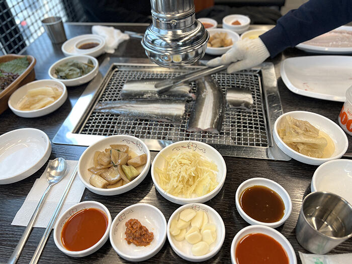韓国ではウナギを野菜に巻いて食べる