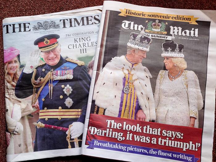 イギリス、戴冠式の模様を伝える新聞