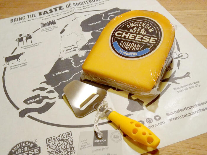 14ヶ月熟成のチーズと、柄の部分がチーズの形になっているチーズスライサー