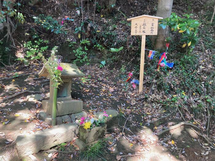木曽塚から少し下がったところにある北条泰時娘の墓（大姫の説あり）