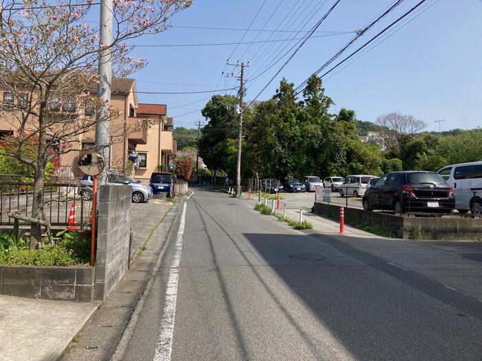 鎌倉街道を抜けて直進し、突き当りを右折