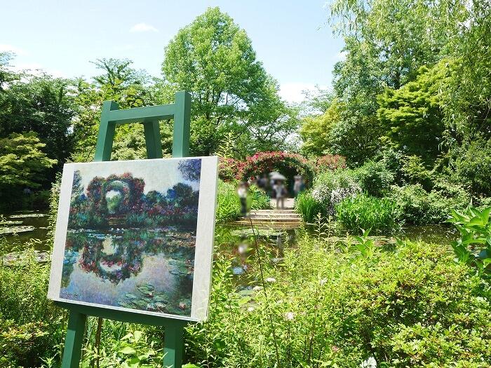 モネの「バラのアーチ」の複製画。池の対岸には、同じバラのアーチが...！