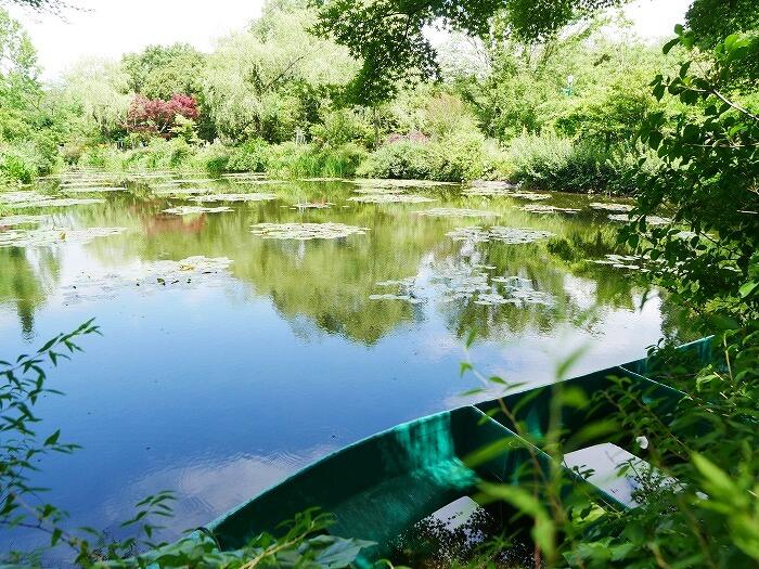 池の水際にあるボート。マルモッタン美術館のモネの絵「小舟」のよう