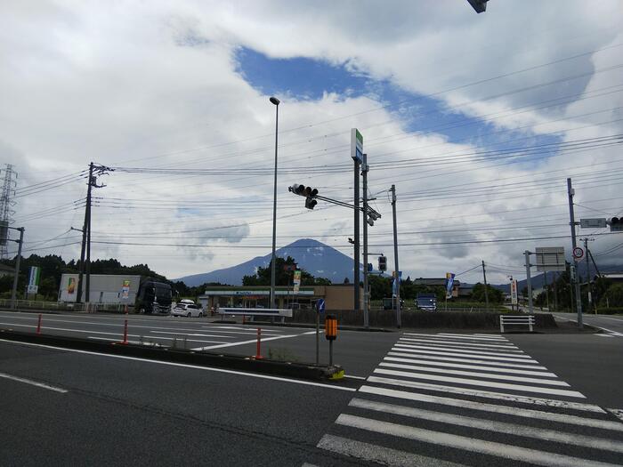 静岡県の小山町付近から望む富士山