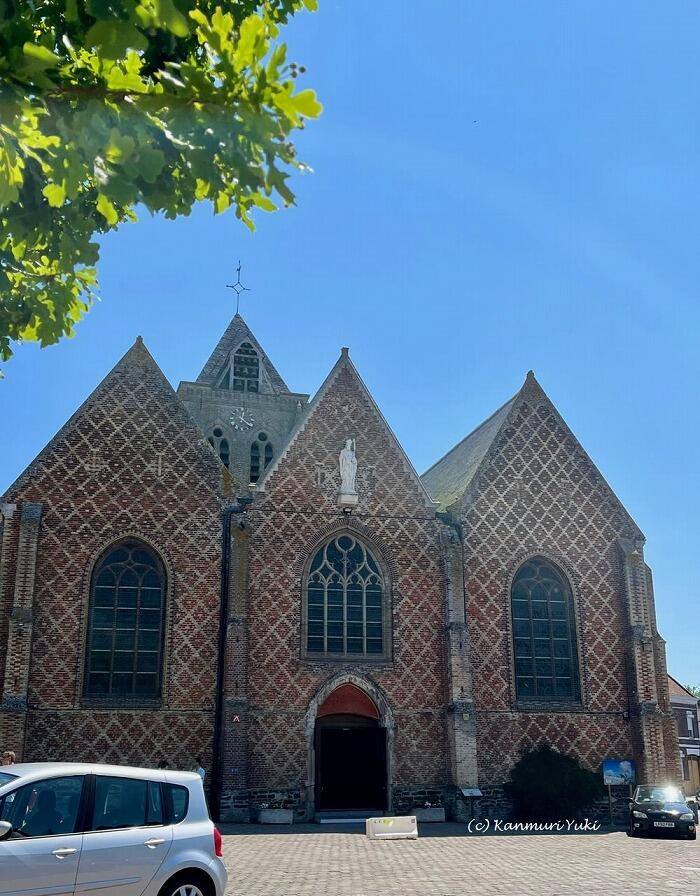 二色のレンガ模様が印象的な聖フォルカン教会