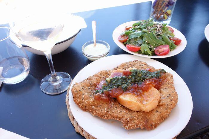 ボヘミア・ビストロ名物のMilanesa con provoleta de Colonia（ミラネサ、コロニア産プロボローネチーズ添え）