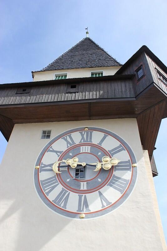 時計塔の針は2時47分を指している