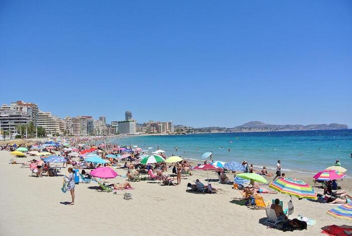 夏は外国からの観光客も大勢押し寄せるスペインのビーチ