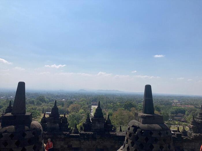 遺跡内から見えるインドネシアの風景