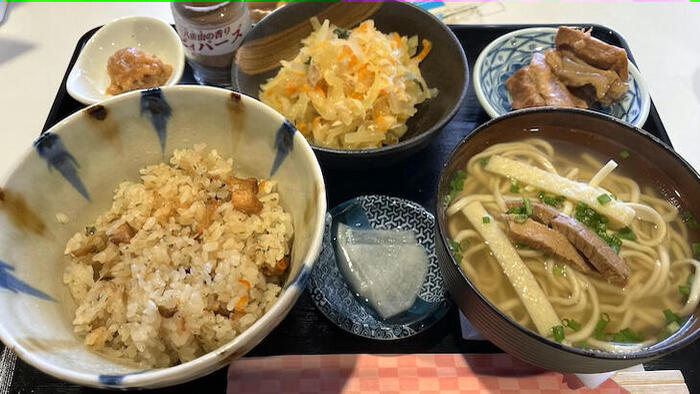 沖縄の炊き込みご飯と、日替わりおかずの炒め物