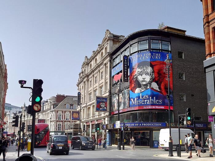 ロンドン、シャフツベリー・アベニューの劇場街