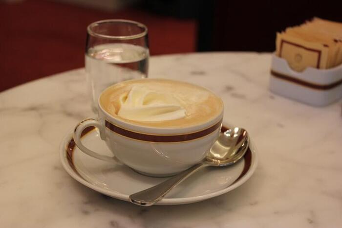 伝統的なウィーンのカフェなどで、コーヒーに必ず水がついてくる